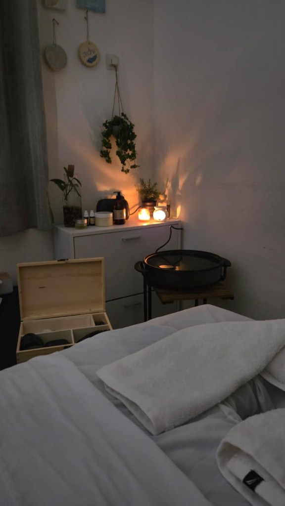 פינת הכנה עם שמנים טבעיים, אבני בזלת ונרות – קליניקת עיסוי לנשים באלעד