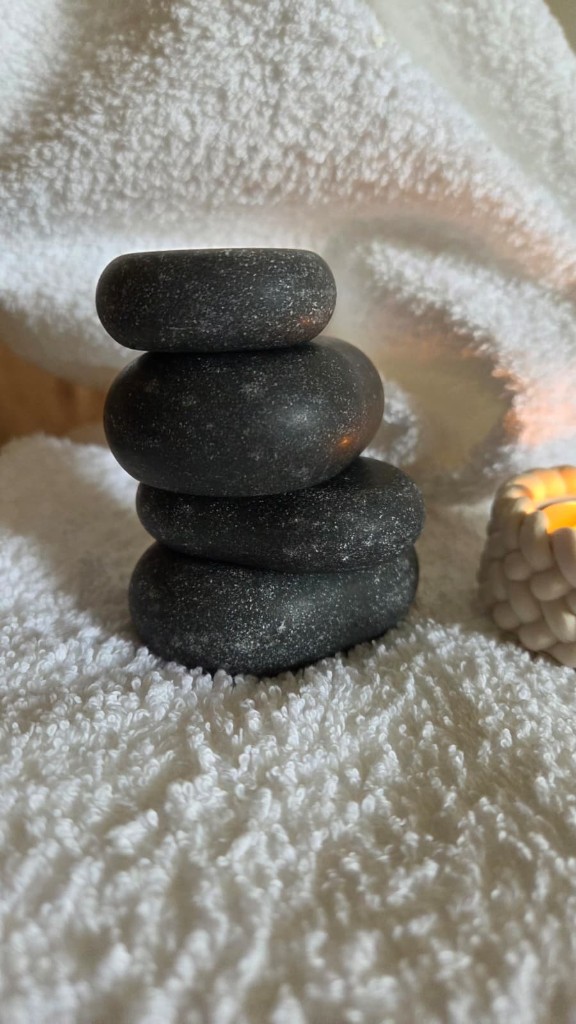 אבני בזלת חמות לעיסוי מרגיע ומשחרר שרירים – עיסוי לנשים באלעד
